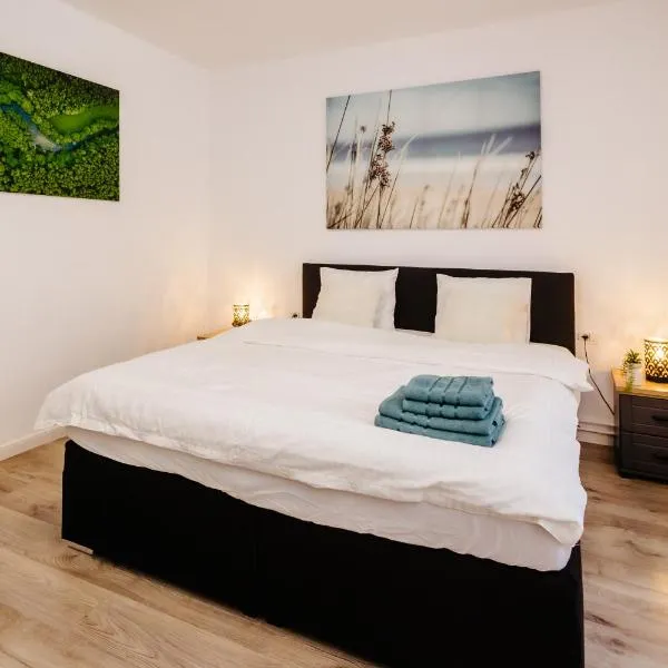 Downtown Escape - Refined & Bright, City Heart，位于阿拉德的酒店