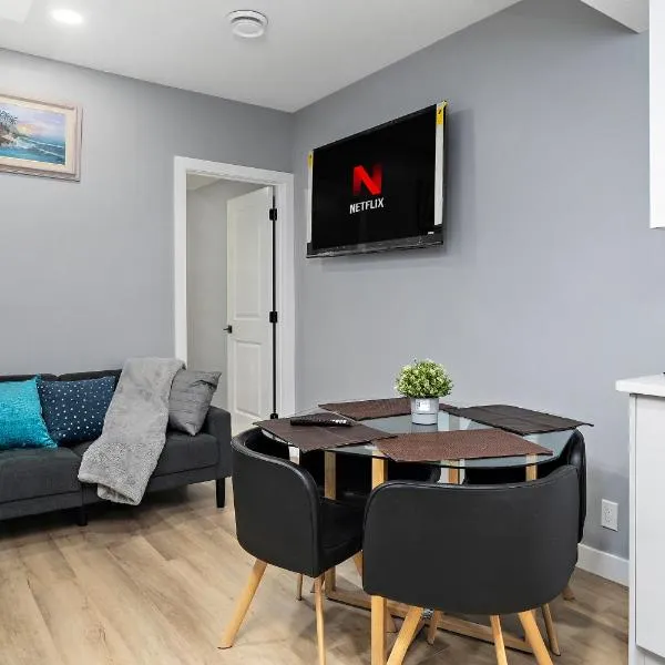 Blissful Nest - Cozy, Classy 2 Bedroom Private Suite Netflix, free Parking, 20 minutes to West Edmonton Mall and Airport，位于埃德蒙顿的酒店