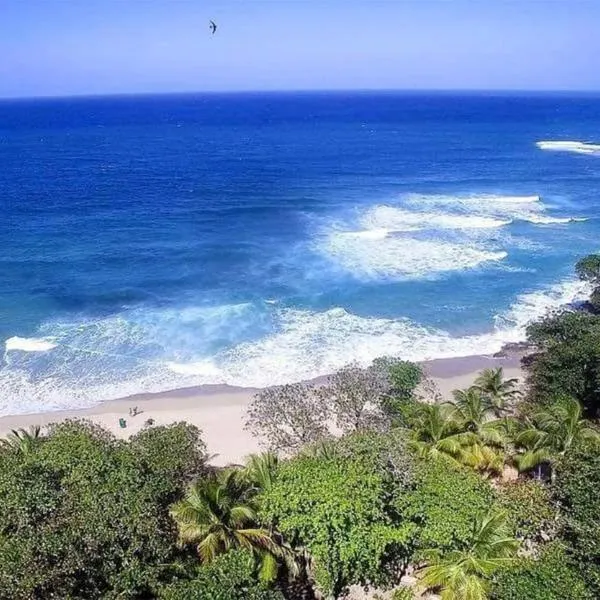 Perla Marina Encuentro Surf Beach Ecolodge Kite Cabarete by BTC Group Crypto，位于Bombita的酒店