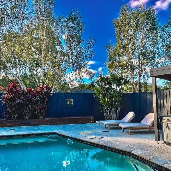 Peaceful tropical retreat with pool, mineral spa & Games room，位于黄金海岸的酒店