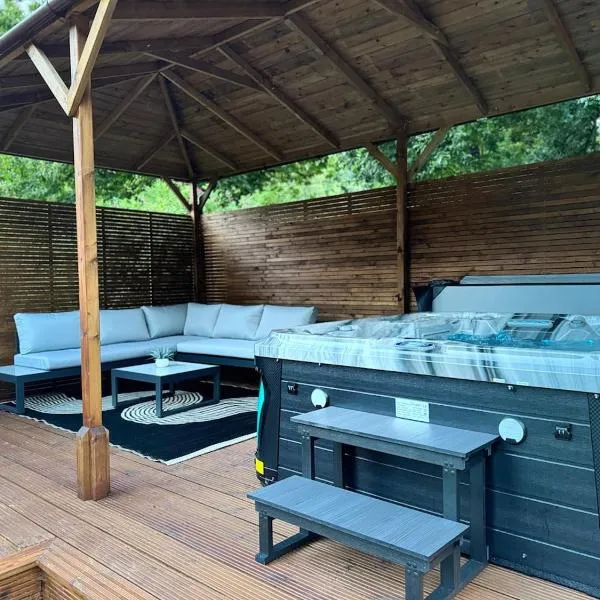 Luxury 2 Bedroom Norfolk Retreat-Private Hot Tub，位于Cawston的酒店