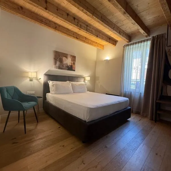 Malvezzi24 Boutique Rooms，位于代森扎诺-德尔加达的酒店