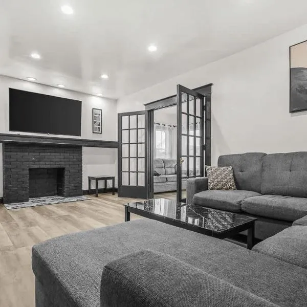 Spacious 8-bedroom home in Niagara Falls Perfect for groups，位于尼亚加拉瀑布的酒店