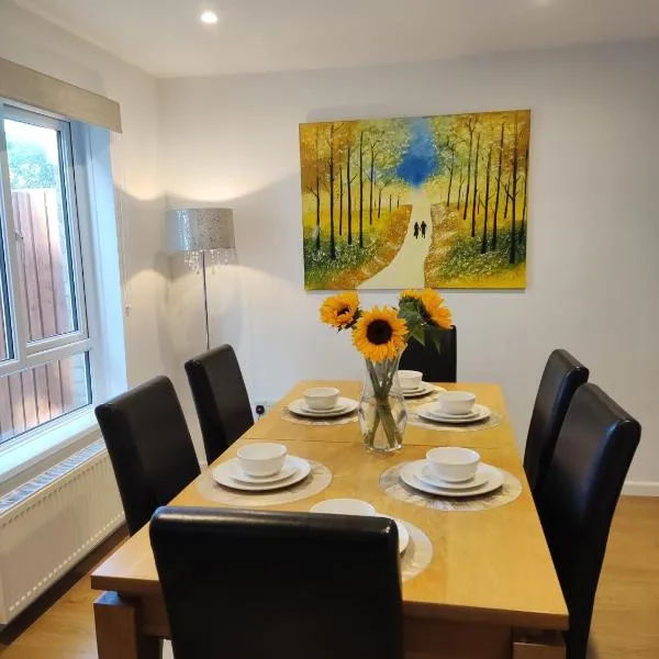 3double bed house 3-8 guests, contractors, free parking close to Hospital, JP Morgan, nature reserves, golf courses, beach，位于伯恩茅斯的酒店