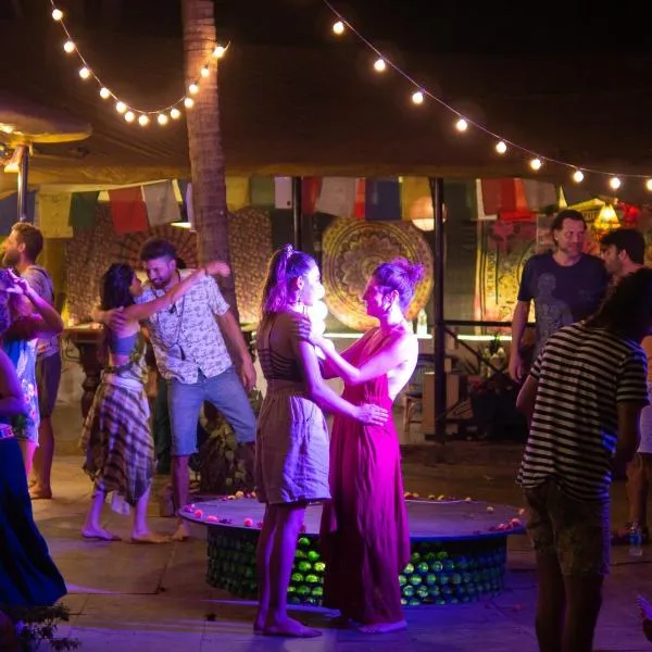 Mandala House - Party hostel，位于帕罗林的酒店