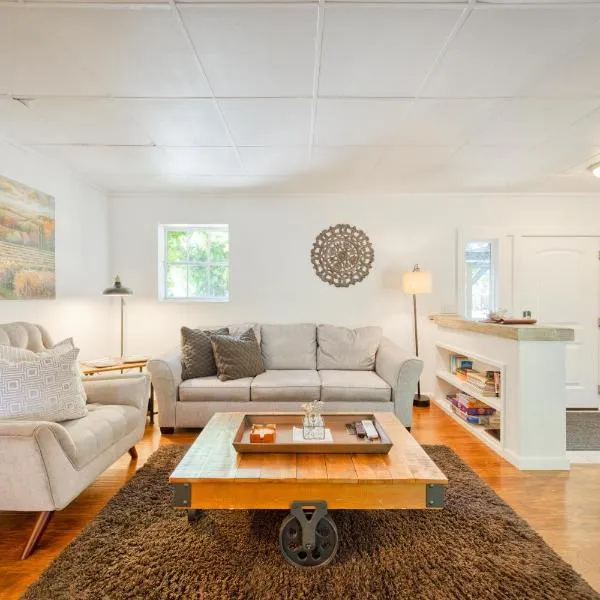 Charming Milk Barn Home on Vineyard Estate，位于Forestville的酒店
