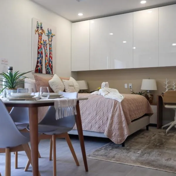 STUDIO apartment near Seven Mile Beach at The Grove，位于Upper Land的酒店