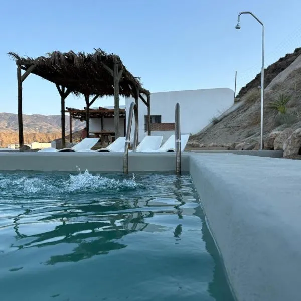 Cortijo MAMANGUEÑA PISCINA Y CUEVA，位于塔韦尔纳斯的酒店