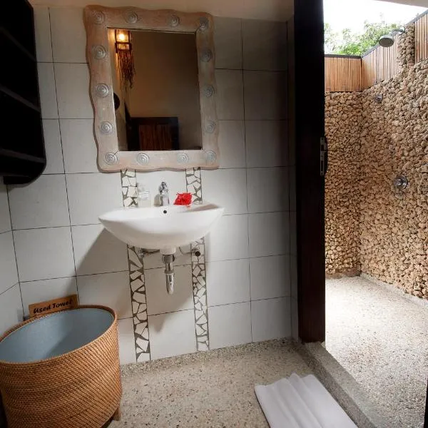 可可提诺斯蓝碧精品山林小屋，位于Bitung的酒店