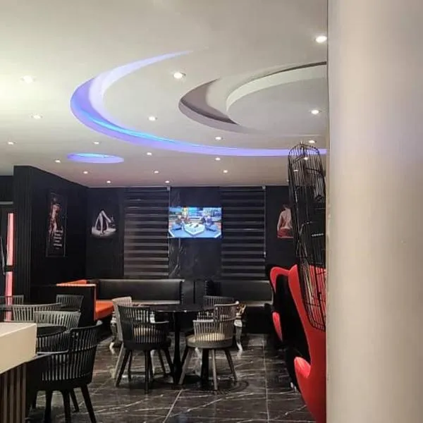 Triple Tee Luxury Hotel & Service Apartments Surulere，位于拉各斯的酒店