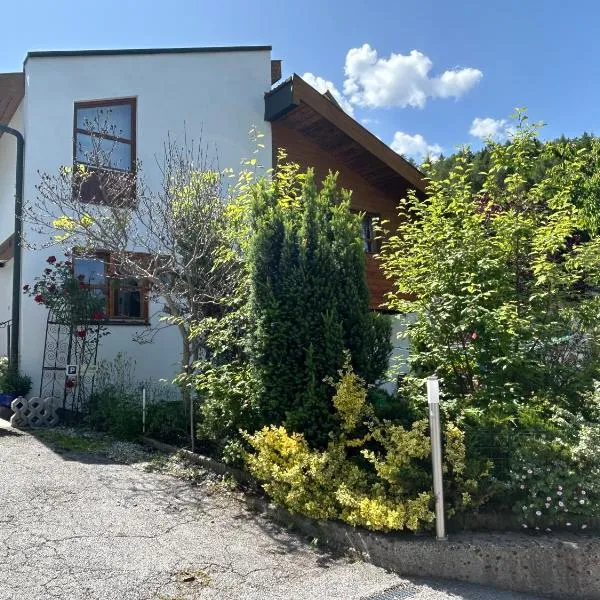 Bijou Homestay I - Room w Balcony, Mountain & Garden Views，位于米德尔斯的酒店