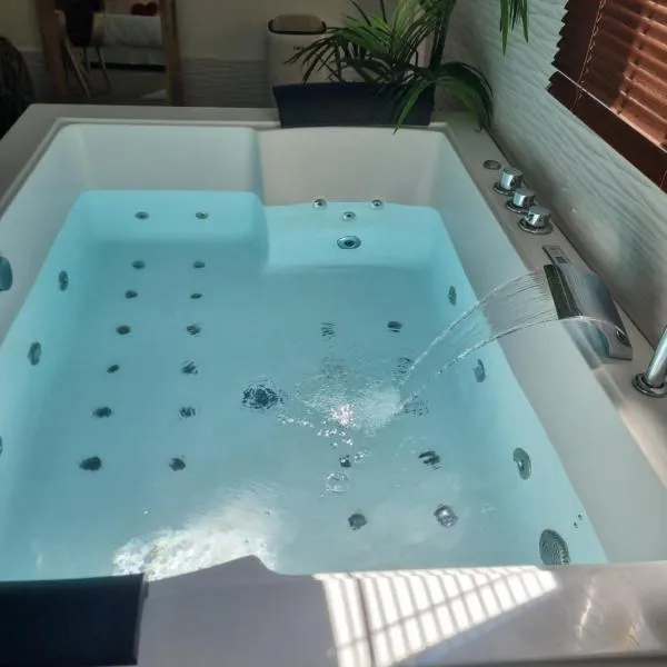 Suite de charme avec JACUZZI illimité et jardin privatif，位于圣普里的酒店