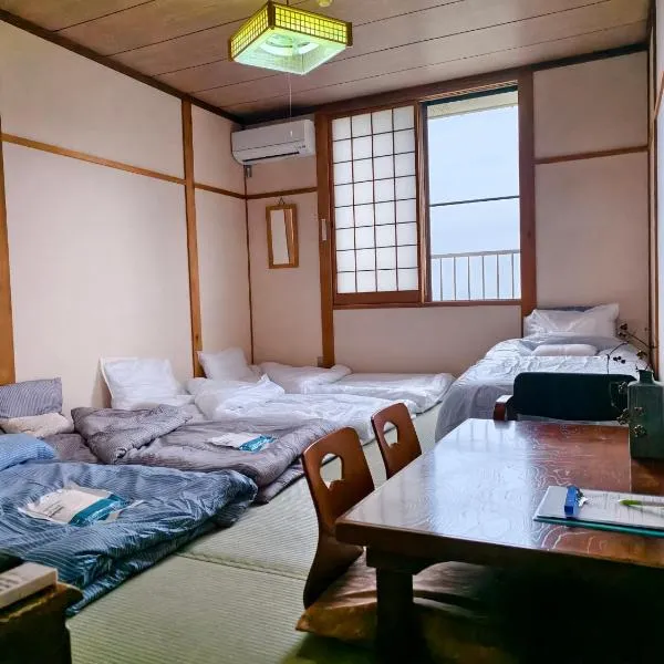 旅館青柳 海越し立山連峰の雪山絶景で休もう，位于冰见市的酒店