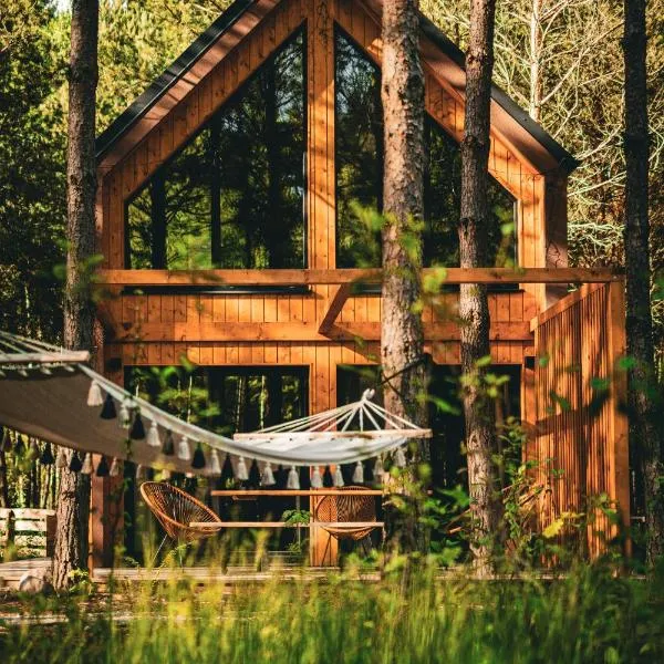 Osada LoveLaski - balia jacuzzi, sauna i kominek - całoroczne domki premium，位于Laski的酒店