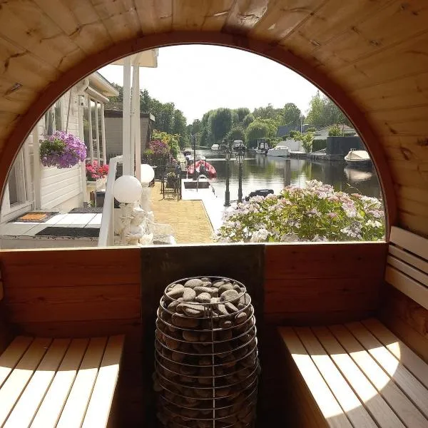 Chalet with waterfront sauna and boat，位于洛斯德雷赫特的酒店