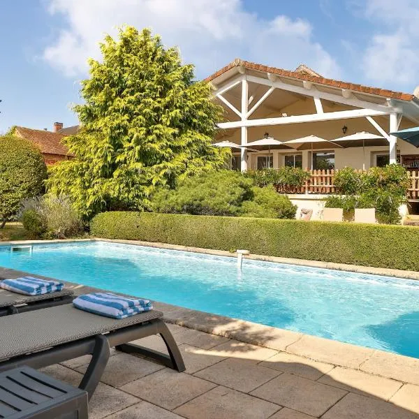 Logis Hôtel-Restaurant Les Voyageurs，位于La Coquille的酒店