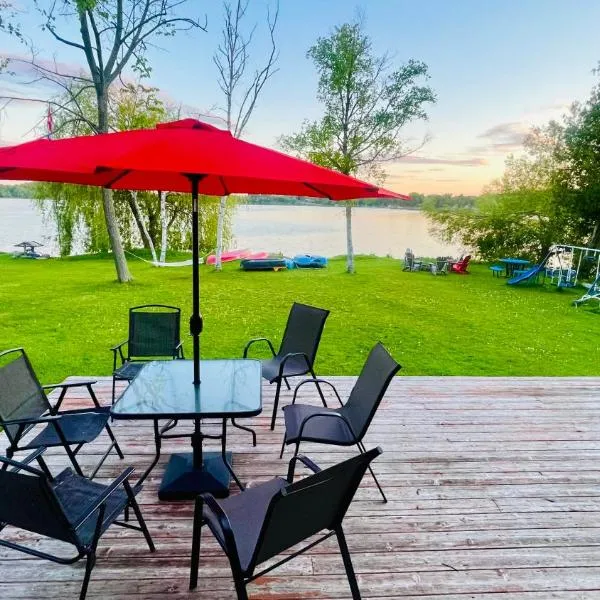 Cozy Lakefront Cottage - Canoeing, Fishing, Swimming & Firepit,位于Colborne的酒店