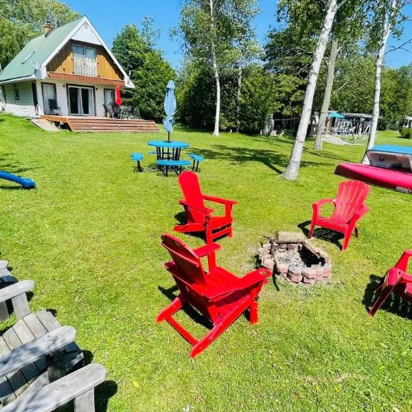 Cozy Lakefront Cottage - Ideal For Families & Scenic Views，位于Colborne的酒店