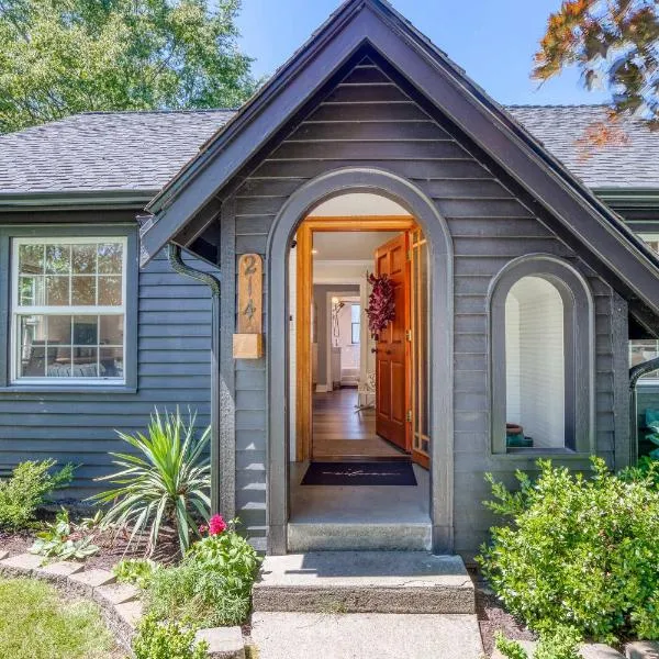 Modern 2 Bedroom Farmhouse Cottage with Hot Tub in Snohomish，位于史诺霍米须的酒店