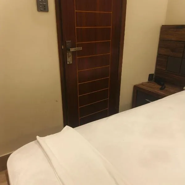 Hotel Travel Inn，位于卡拉奇的酒店