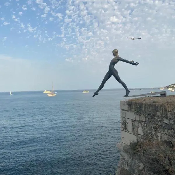 Séjour face au Vieil Antibes avec parking，位于昂蒂布的酒店