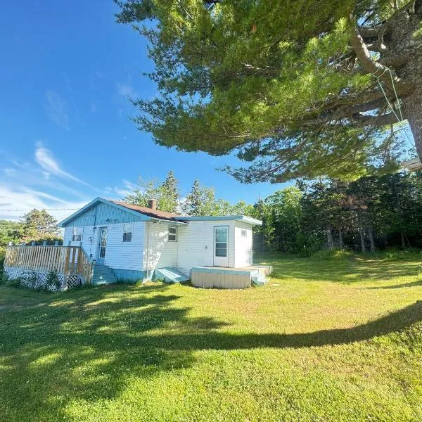 The White Pine Cottage on the Cabot trail，位于Englishtown的酒店