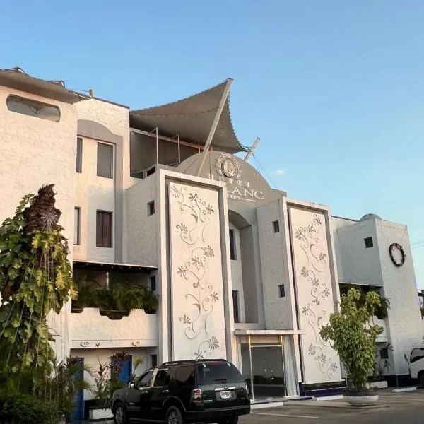 Hotel Leblanc Suites，位于Puerto La Cruz的酒店