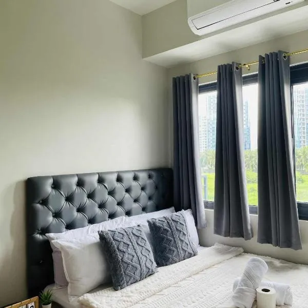 10 minutes from MOA - Cozy Condo with Hot Shower & Balcony，位于马尼拉的酒店