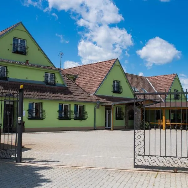 伊登膳食公寓，位于兹诺伊莫的酒店