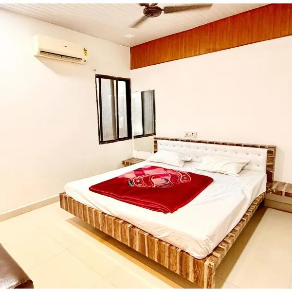Near Mahakal Temple Hotel SRI- D K D ! Ujjain,Near Railway station, Fully Air conditioned Rooms & Spacious Room With wifi- Lift and Restaurant Facilities, BEST HOTEL IN UJJAIN，位于乌贾因的酒店