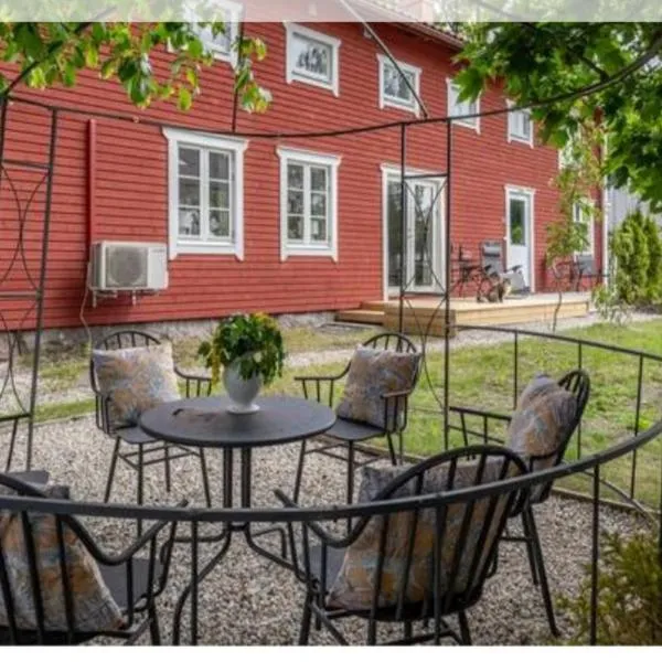 Semesterlägenheter på Nordgrenska gården，位于奥莫尔的酒店