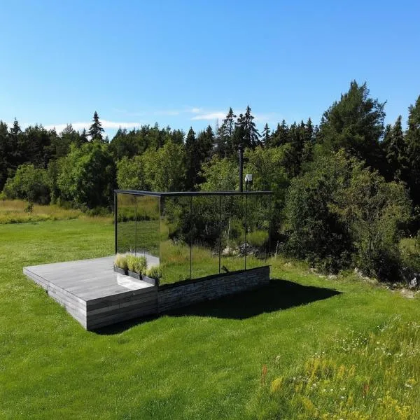 Seaside getaway in Ööd mirror house with sauna，位于Vihterpalu的酒店