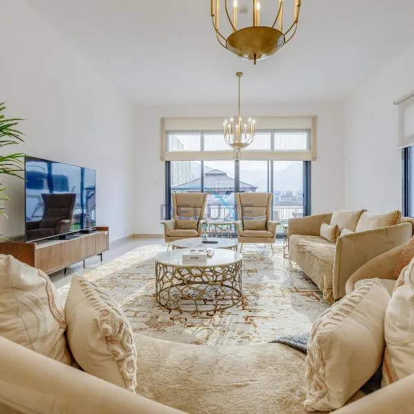 Beautiful Villa with Sea Views and Jacuzzi, Near Diving, Paddle Boating and Camping Spots, Sharm Al Dana Villa, Fujairah by Deluxe Holiday Homes，位于富查伊拉的酒店