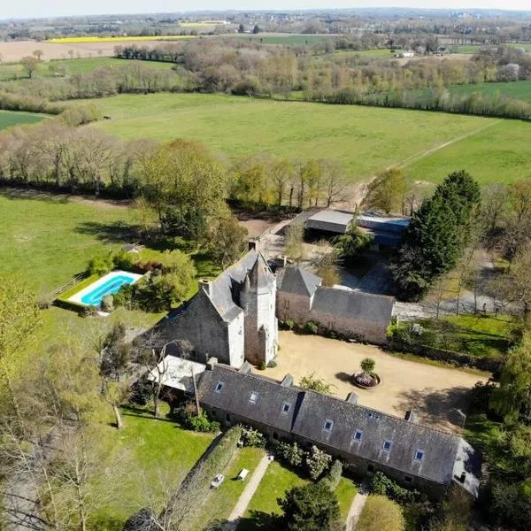 Manoir de Fornebello 16e siècle - Chambres d'Hôtes de prestige avec piscine，位于Châtelaudren-Plouagat的酒店