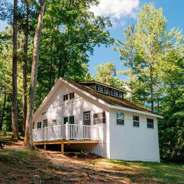 "Cabin Fever" on Arbutus Lake，位于特拉弗斯城的酒店