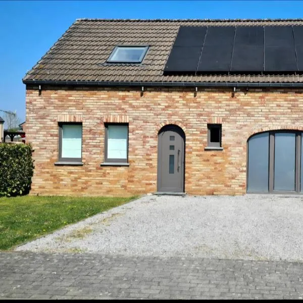 Gîte au 14 - au calme avec jardin , proche de Dinant，位于昂内的酒店