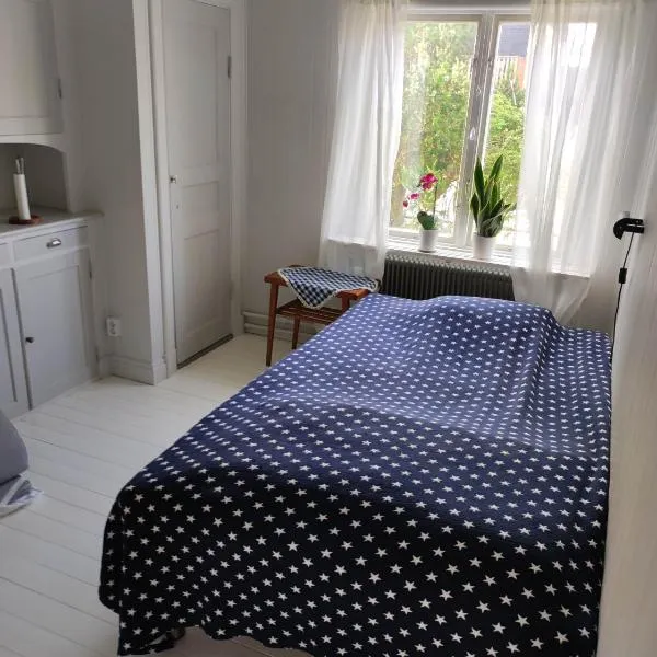 Mysig liten lägenhet, Central, Nära Tågstation och Sjö，位于阿灵索斯的酒店