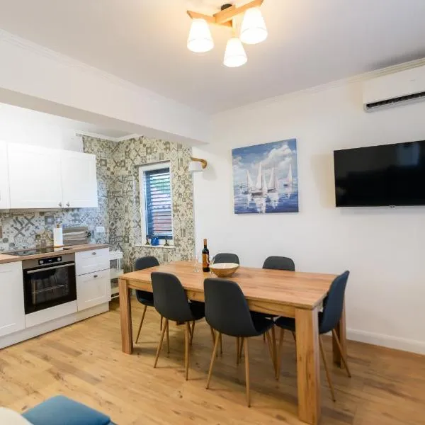 Apartment Miranda with terrace and BBQ by the sea，位于斯拉汀的酒店