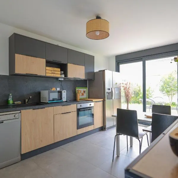 Logement cosy neuf avec jardin，位于Mions的酒店