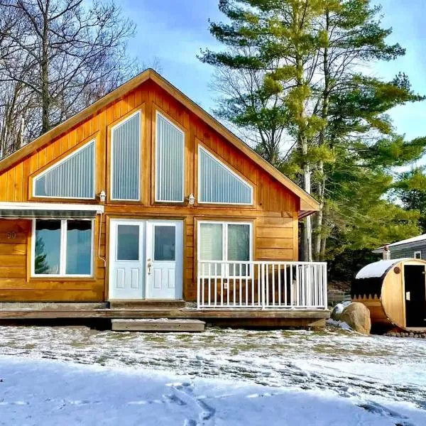 Muskoka Lakefront 3-bdrm Chalet #90，位于卡灵港的酒店