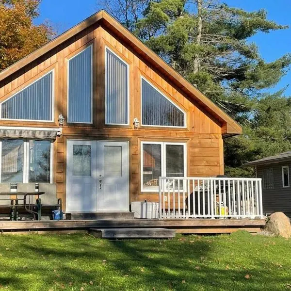 Muskoka Lakefront 3-bdrm Chalet #90，位于卡灵港的酒店