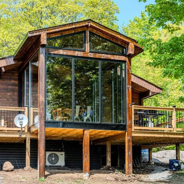 Muskoka Lakeview Cottage - Pier 100 #40，位于卡灵港的酒店