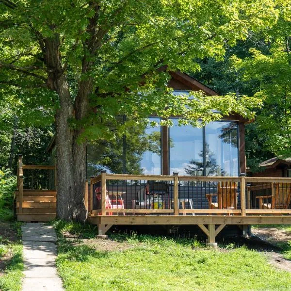 Lake Muskoka Deluxe 2-bdrm Cottage - Pier 100 #60，位于卡灵港的酒店