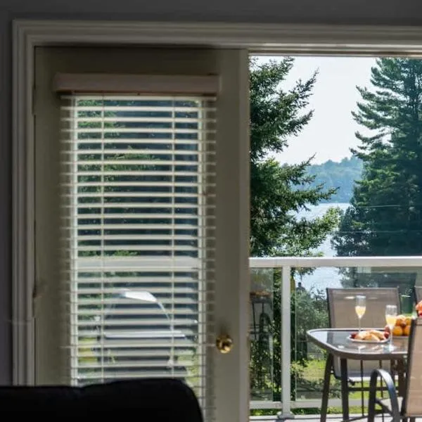 Muskoka Lakefront 4-bdrm Guest House，位于卡灵港的酒店