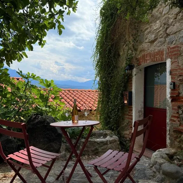 Charming stone house in Eus - Vue sur les Montagnes & Confort 2025，位于Eus的酒店