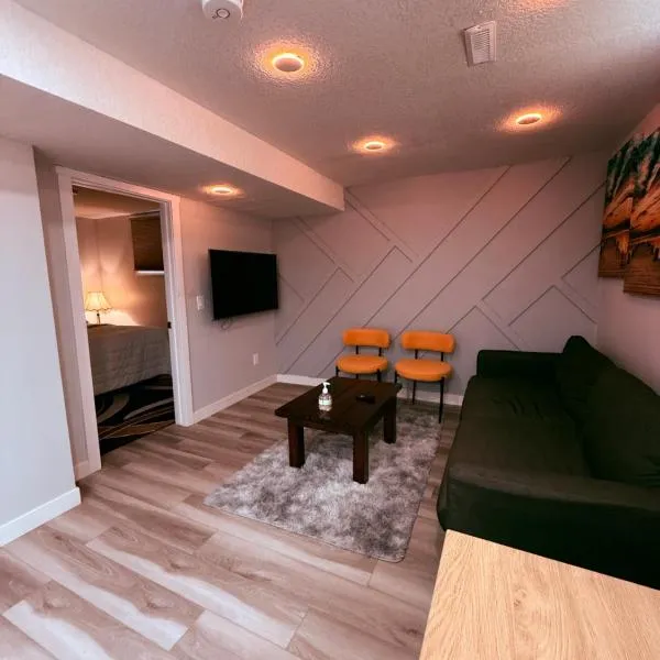 Spacious 2 bedroom 3 beds lower unit with separate entrance and parking space Near Downtown, Calgary Zoo, Costco and many more，位于卡尔加里的酒店