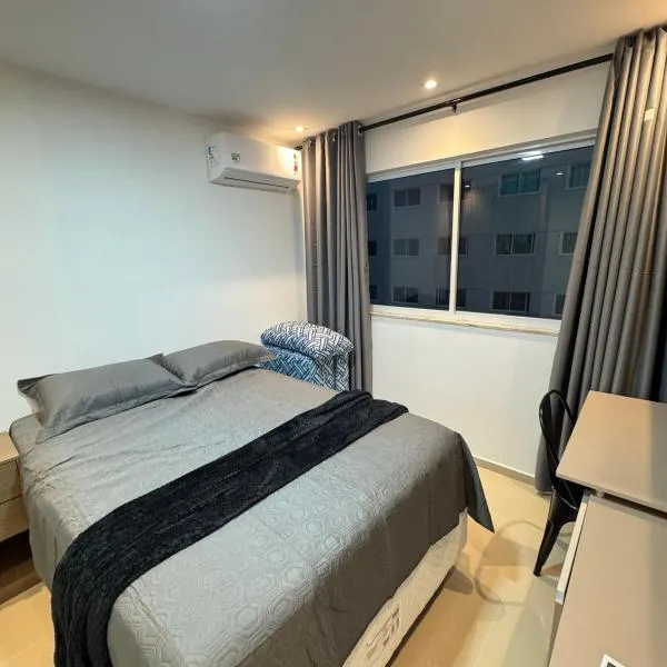 Ap próx ao shopping com garagem, piscina e ar，位于索布拉尔的酒店