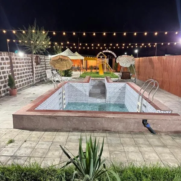 Hovakimyans Garden And Pool，位于Zvartnots International Airport的酒店
