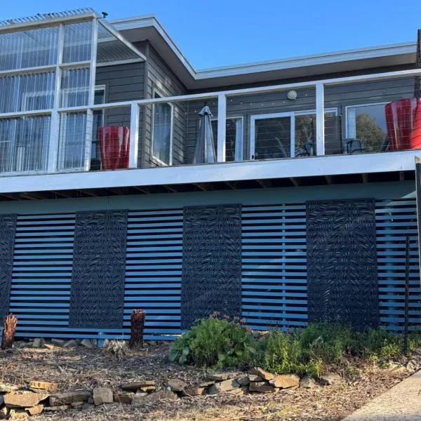 Views of the Tamar River，位于Clarence Point的酒店