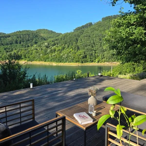 Blackberry Cabin lakeside escape，位于Tubravić的酒店
